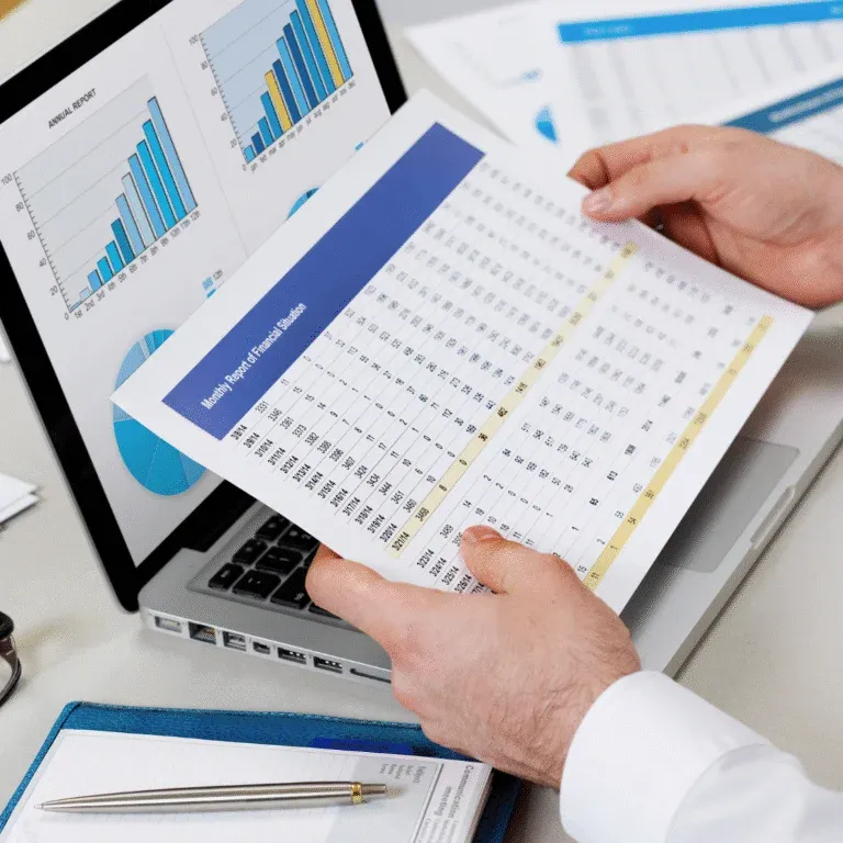 Profesional analizando datos contables - Nuestra Visión